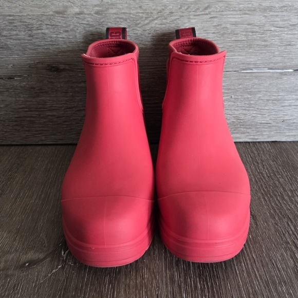 UGG Women's Red Droplet Lug-Sole Waterproof Rain Boots - 7 - Red - Picture 2 of 8